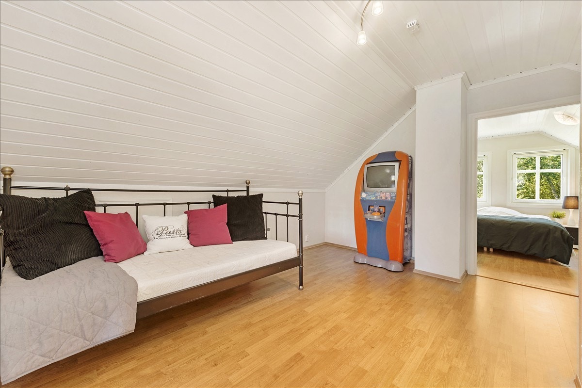 I 2. etasje har man også en loftsstue. Det store leketøyet følger ikke med i handelen. Galleribilde