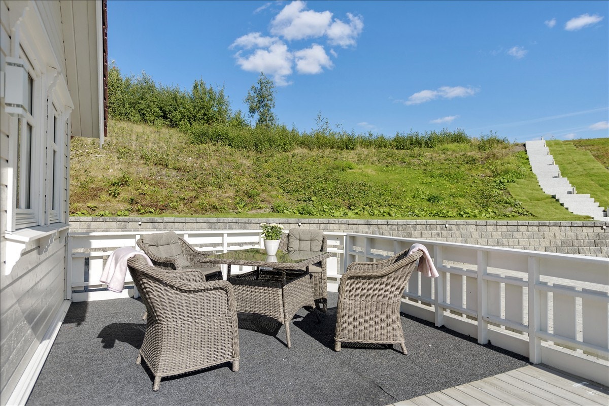 Markterrassen har plass til flere sitte- og spisegrupper og er selvsagt solvendt Galleribilde