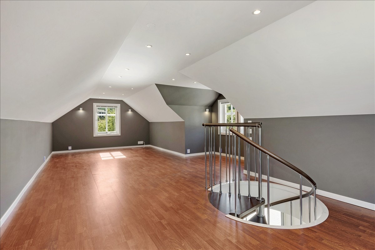 Tidsriktig fargevalg i den nyinnredede loftstuen over garasjen. Vinduenes lysinnslipp suppelres av downlightsene i himlingen. Galleribilde