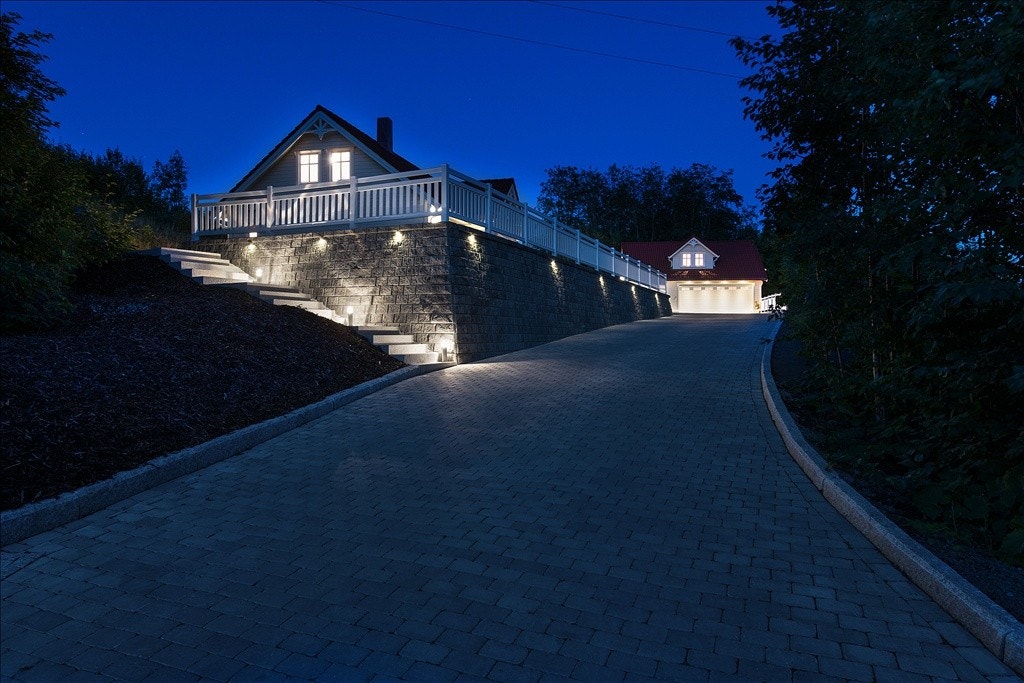 Oppkjørselen er vakkert opplyst på kveldstid Galleribilde