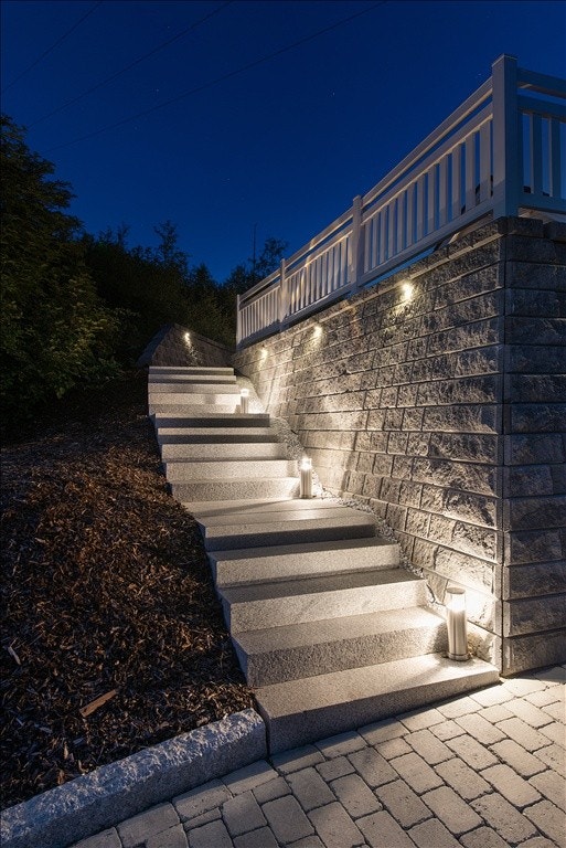 Opplyst trapp i massiv granitt langs støttemuren Galleribilde