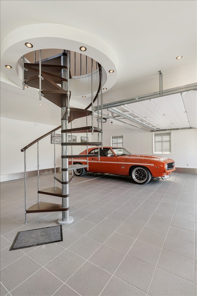 Gutterommet kompletteres av en Italiensk spiraltrapp som fører deg opp i garasjens loftsetasje. Galleribilde
