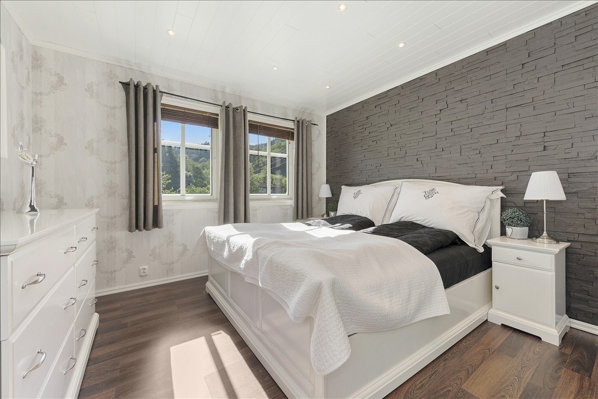 Hovedsoverom av god størrelse og en praktfull fondvegg i skifer. Galleribilde