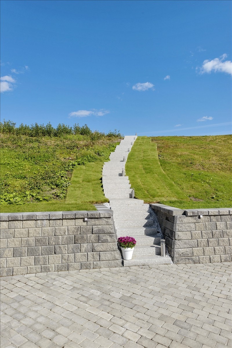 Massiv granittrapp opp mot eiendommens egen utsiktsplass. Galleribilde
