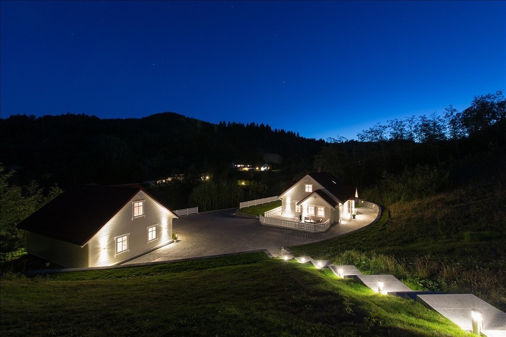 Selvsagt er granittrappa opp mot utsiktsplassen også opplyst Galleribilde