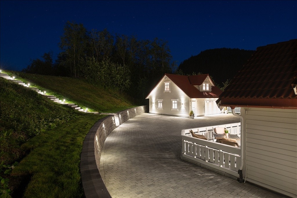 Med ca 60 lyspunkt utomhus rammes eiendommen vakkert inn på kveldstid. Galleribilde