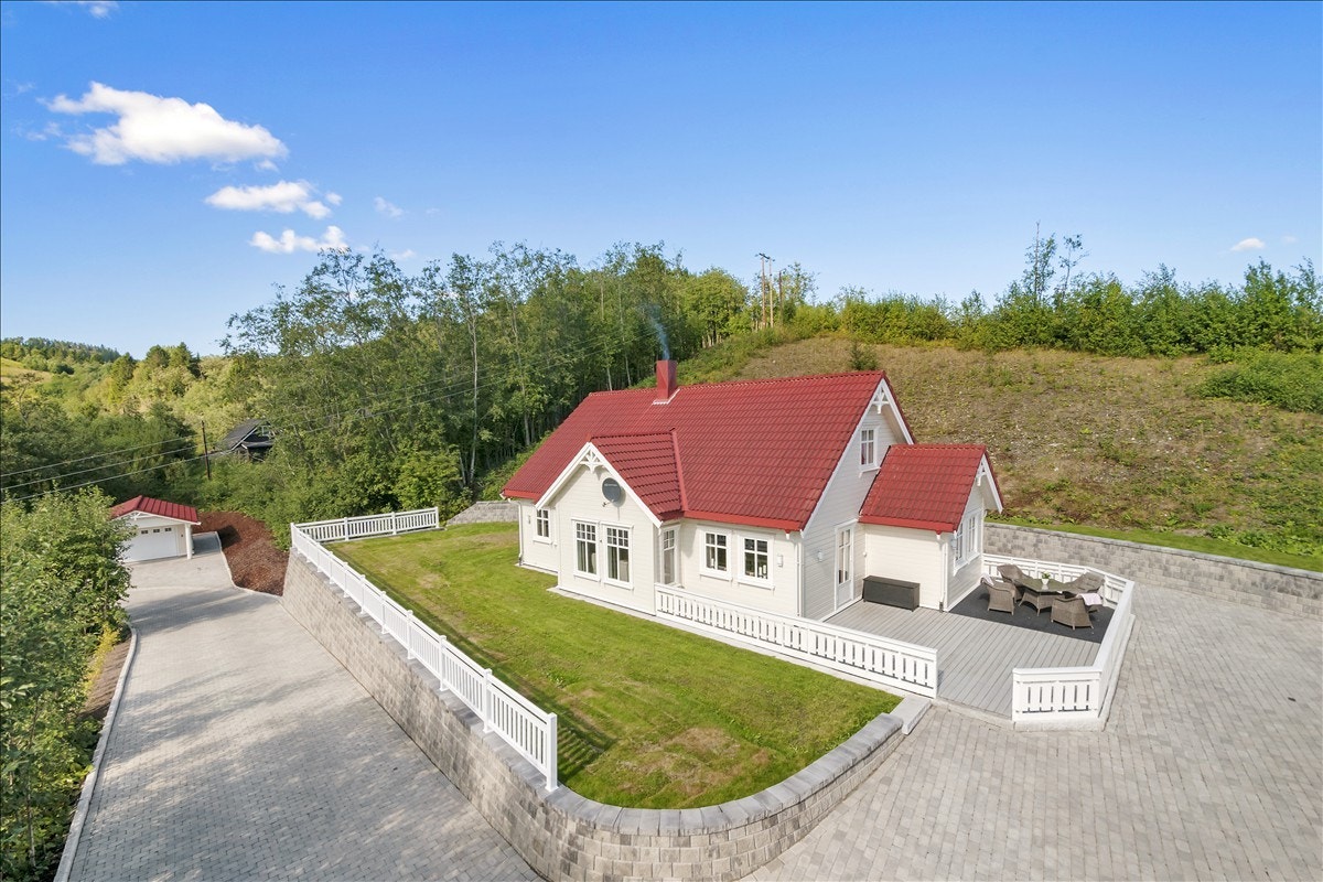 Oppført i 2005, en fantastisk markterrasse og et betydelig påkostet utomhusareal. Galleribilde