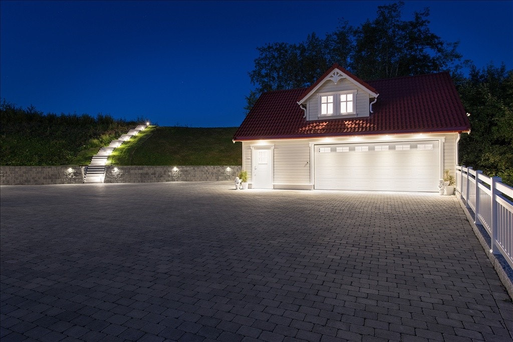 Den store gårdsplassen er brosteinsbelag, helt ned til broen, og har stemningsfull belysning. Galleribilde