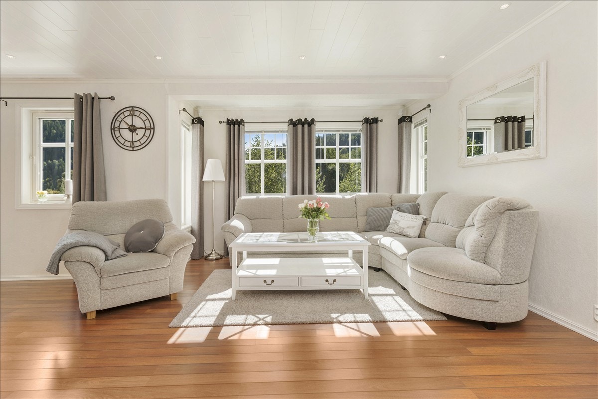 Gode vindusflater slipper inn mye lys til rommet, og stuen har plass til flere sittegrupper. Galleribilde