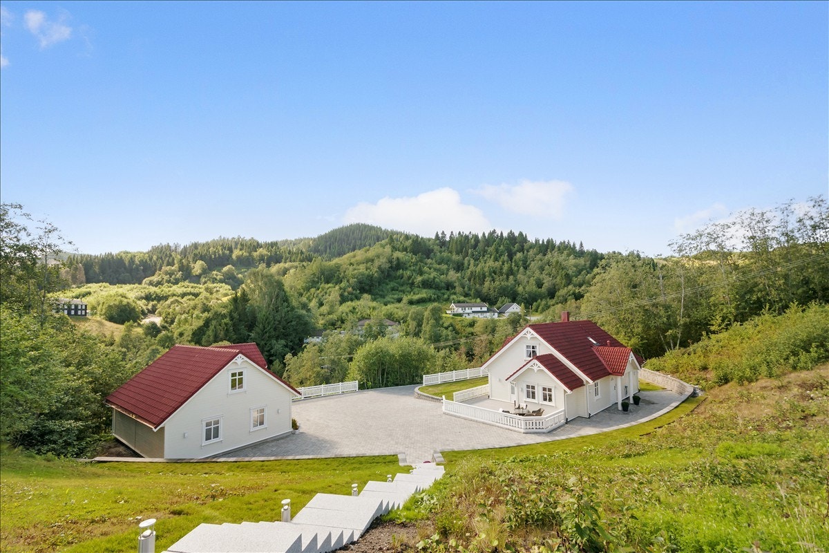 Fra utsiktsplassen skuer man fint over eiendommens store tomt Galleribilde