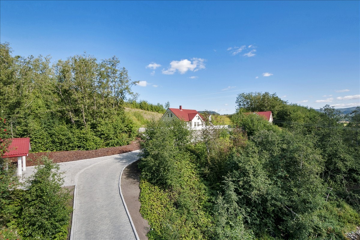 Mastfoto av eiendommen fra brua Galleribilde