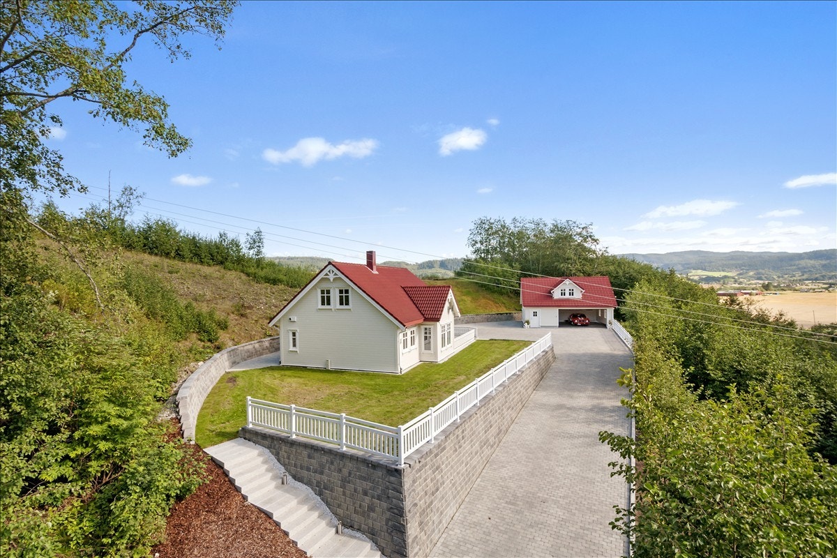 Bygningene er oppført i 2005 og består av bolighus og to fantastiske garasjer uten sidestykke! Galleribilde