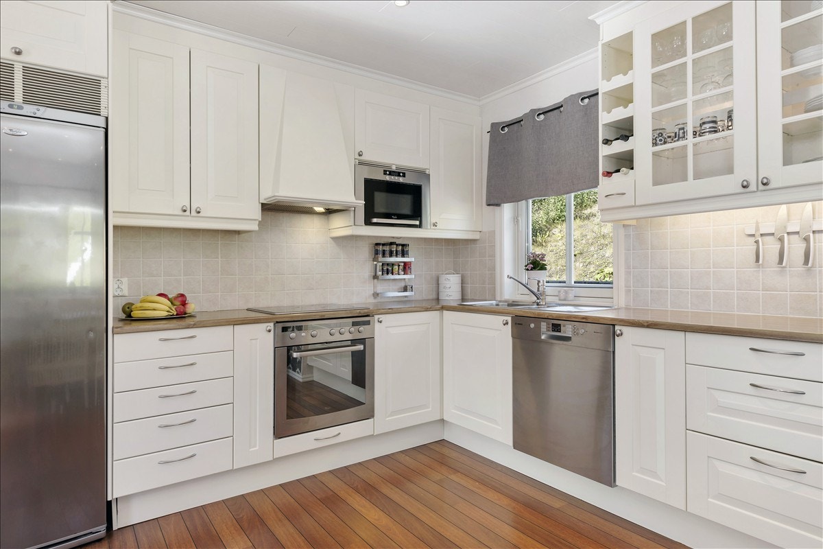 Lyst og moderne kjøkken med gode arbeidsflater. Galleribilde