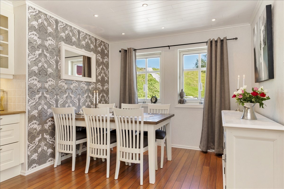 Plass til mange rundt spisebordet på kjøkkenet også til hverdags. Galleribilde