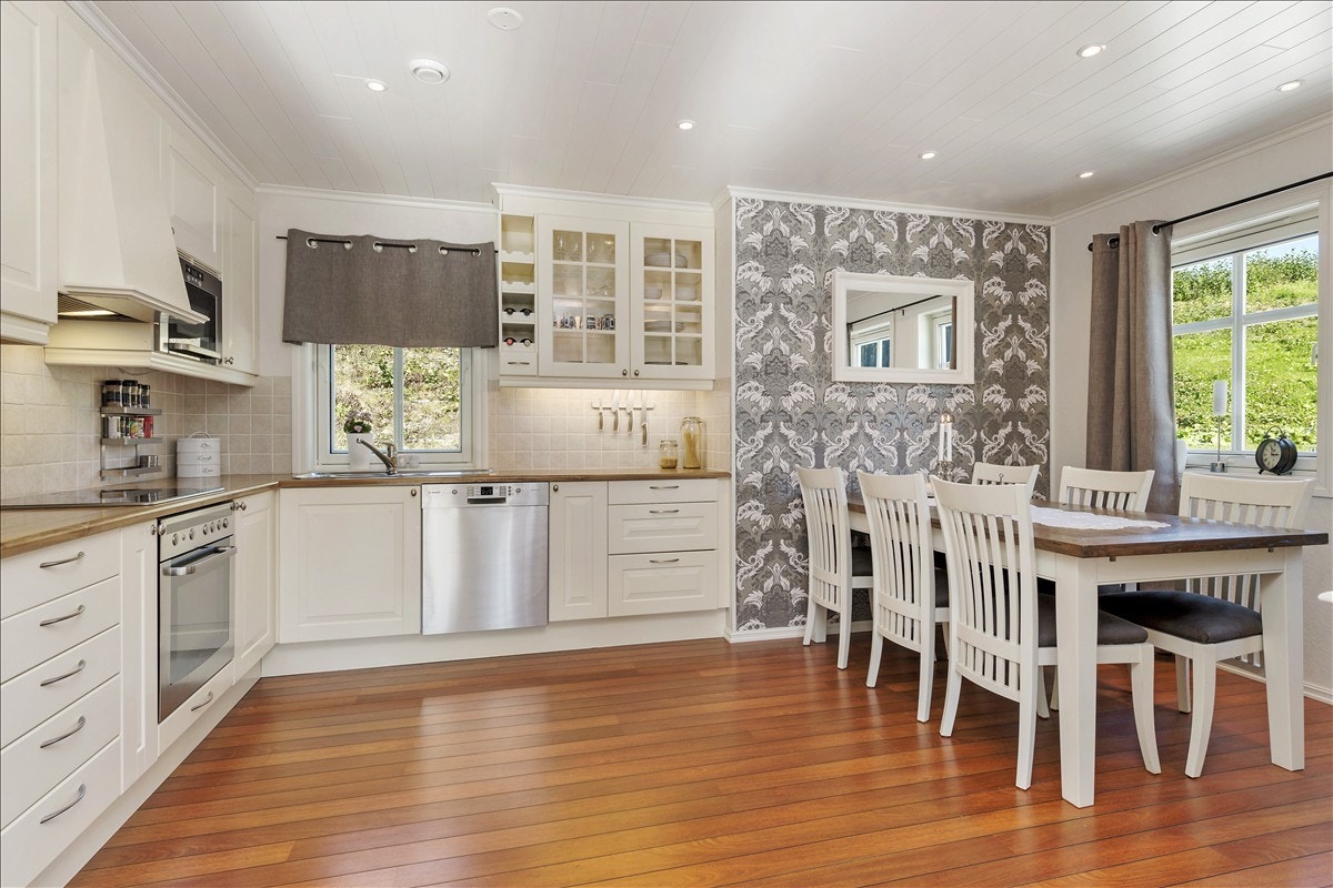 Med 2 vinduer så fylles kjøkkenet med lys, downlights i tak. Galleribilde