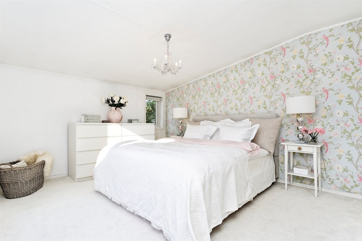 Det er gode garderobeløsninger på soverommet Galleribilde