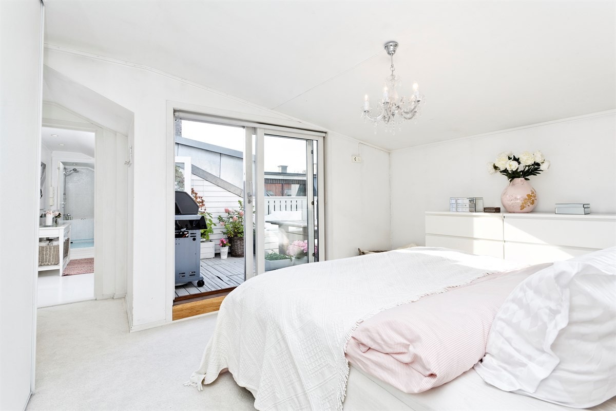 Hovedsoverommet har en god størrelse og direkte adkomst ut til terrassen Galleribilde