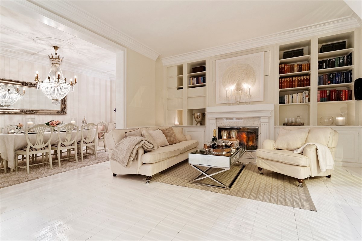 Gjennomgående bruk av tregulv - Profilert hvitmalt taklistverk (kveldsbilde) Galleribilde