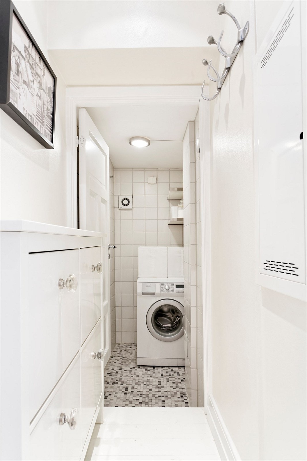 leiligheten har eget flislagt vaskerom med varmekabler Galleribilde