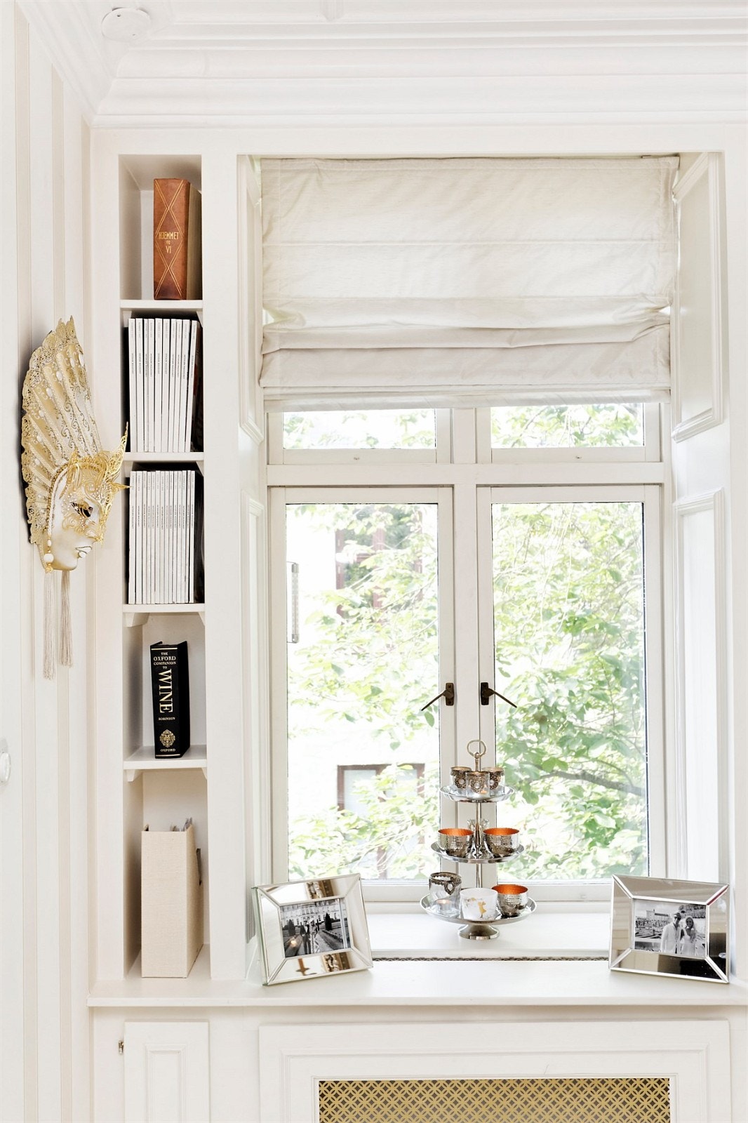 Alle hyller og skap er integrert i innredningen . Fra spisestuen Galleribilde