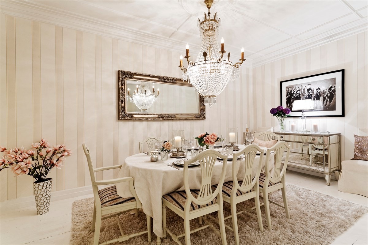 Inviter venner og familie til en hyggelig middag (kveldsbilde) Galleribilde