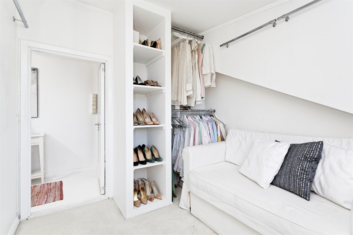 Soverom 2 - Begge soverommene vender mot stille bakgård - Gode garderobeløsninger i leiligheten Galleribilde