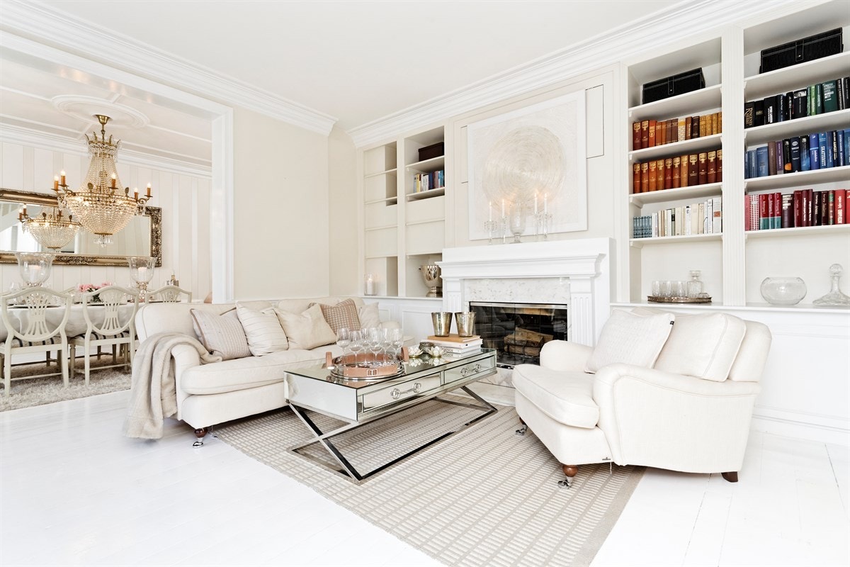 Store gjennomgående stuer med godt lysinnfall gjør leiligheten luftig og behagelig Galleribilde