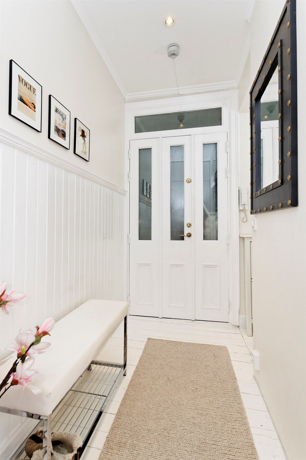 Entre / gang med tofløyet entredør og integrert garderobe Galleribilde