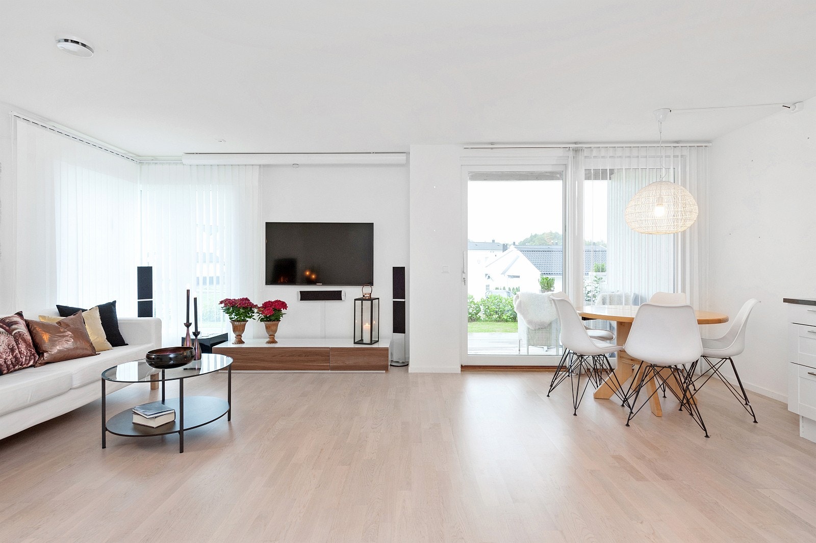 stue med gode vindusflater Galleribilde