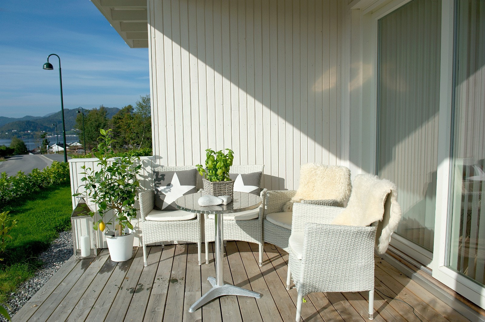 overbygget terrasse med utsikt og gode solforhold Galleribilde