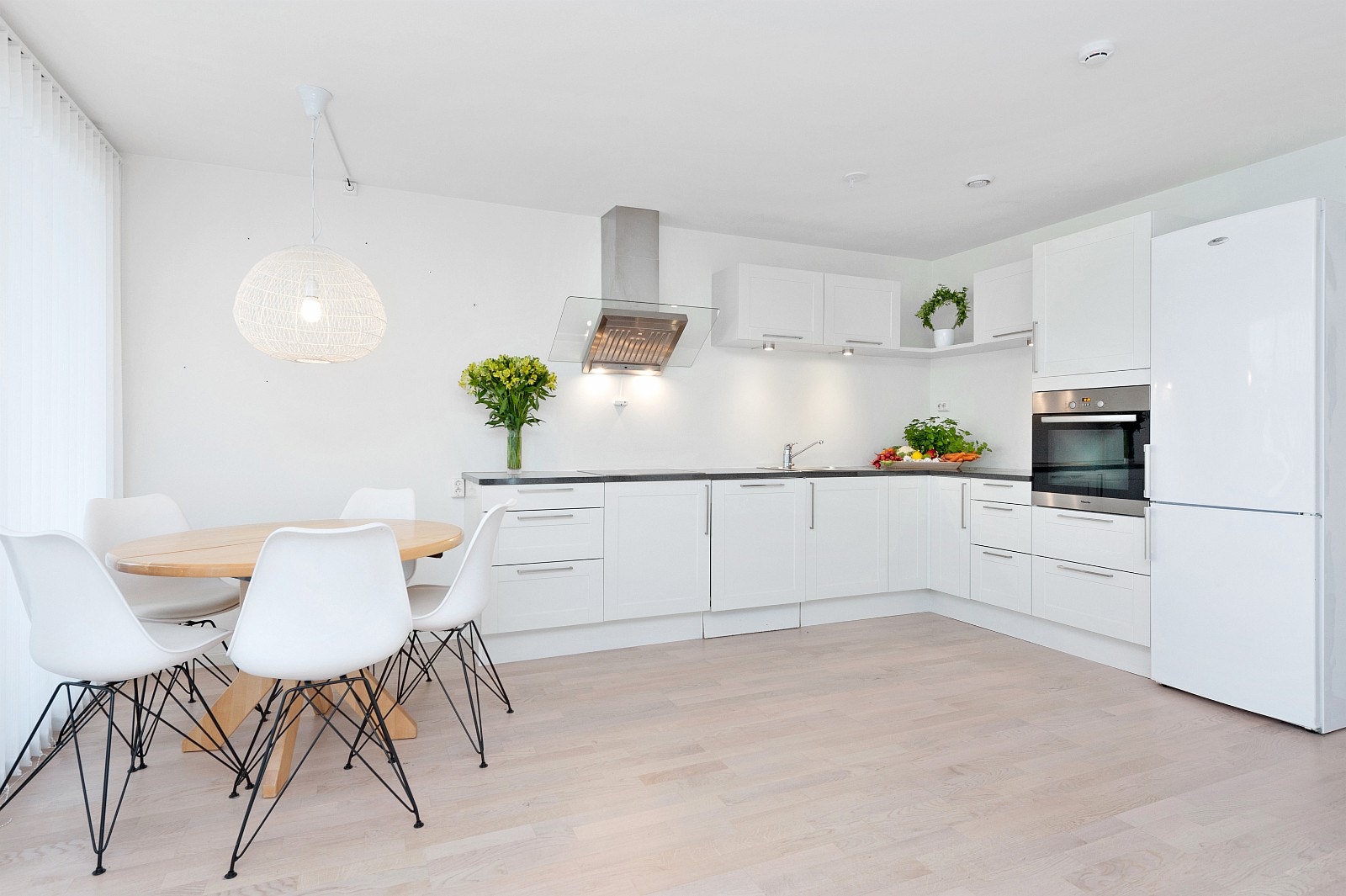 kjøkken med spiseplass Galleribilde