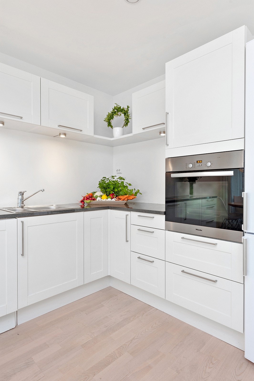 kjøkken med integrerte hvitevarer Galleribilde