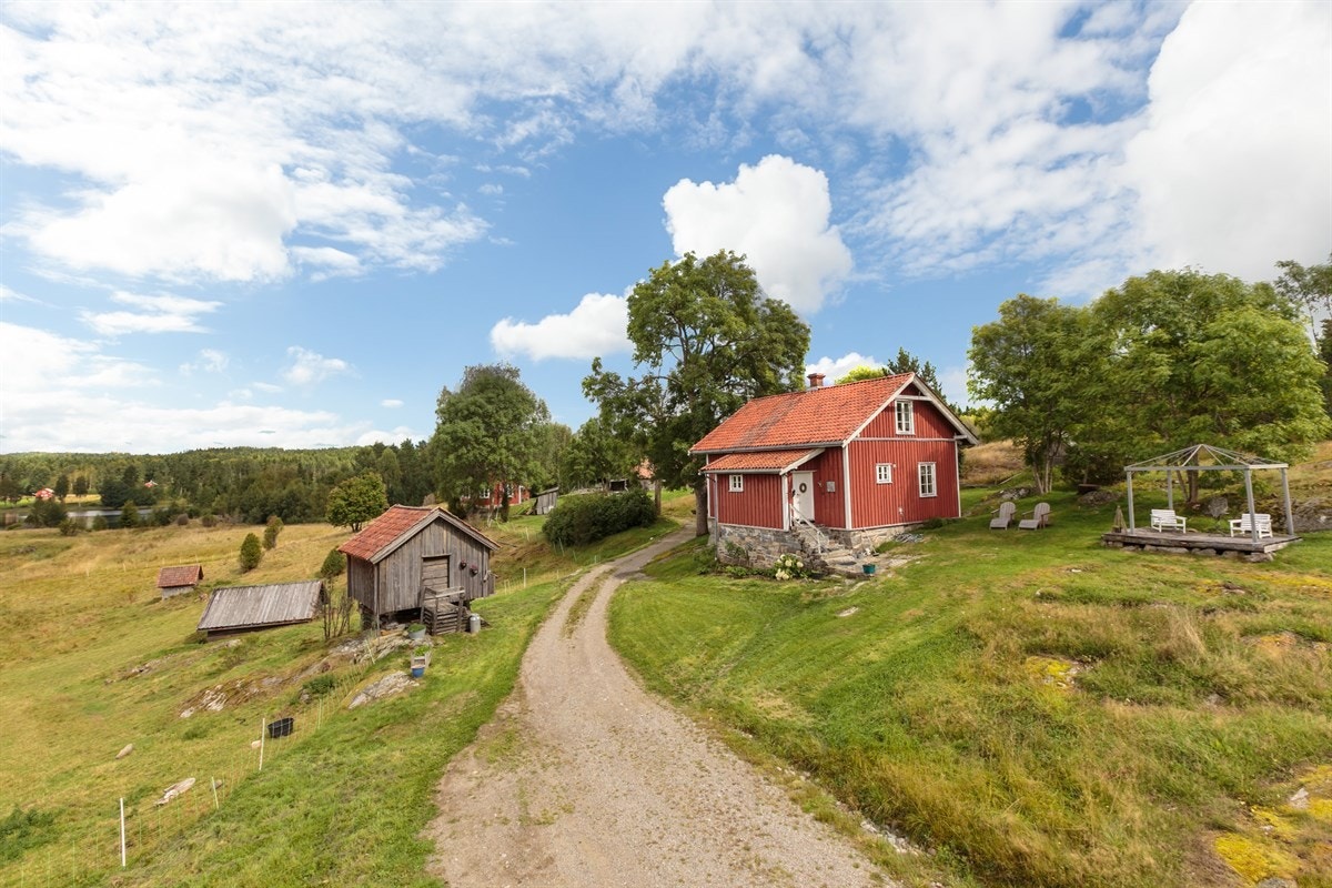 Bolighuset fra 1990-tallet og gårdsvei Galleribilde