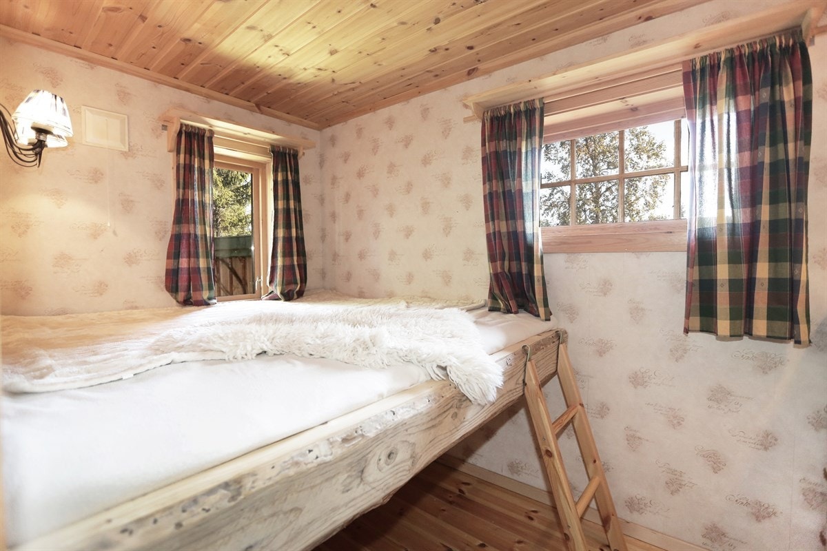 Ett soverommet med plassbygd seng. Galleribilde