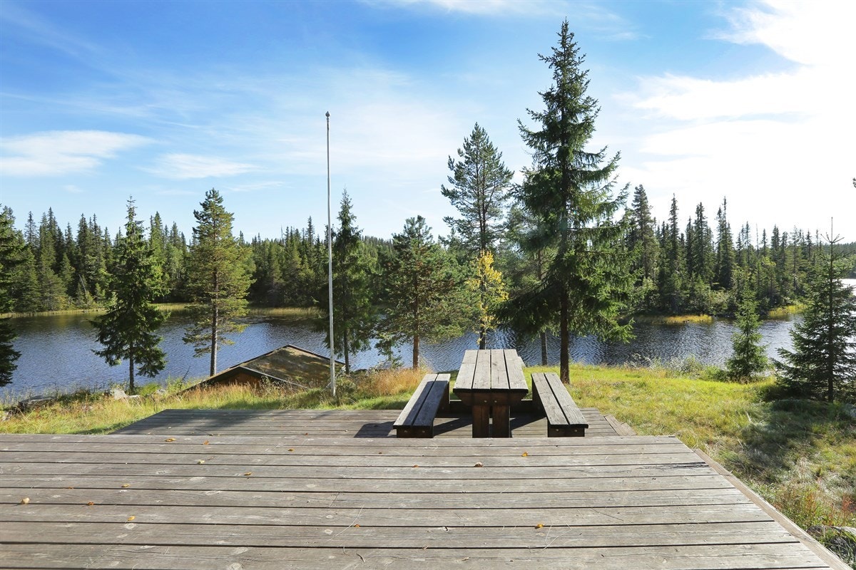 Eiendommen ligger flott til med nydelig utsikt utover Vesle Øyangen. Galleribilde