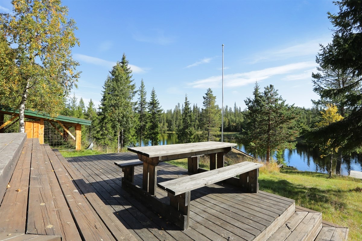 Foran hytta er det terrasser i flere plan. Disse har god plass til utemøbler, gill m.m. Galleribilde