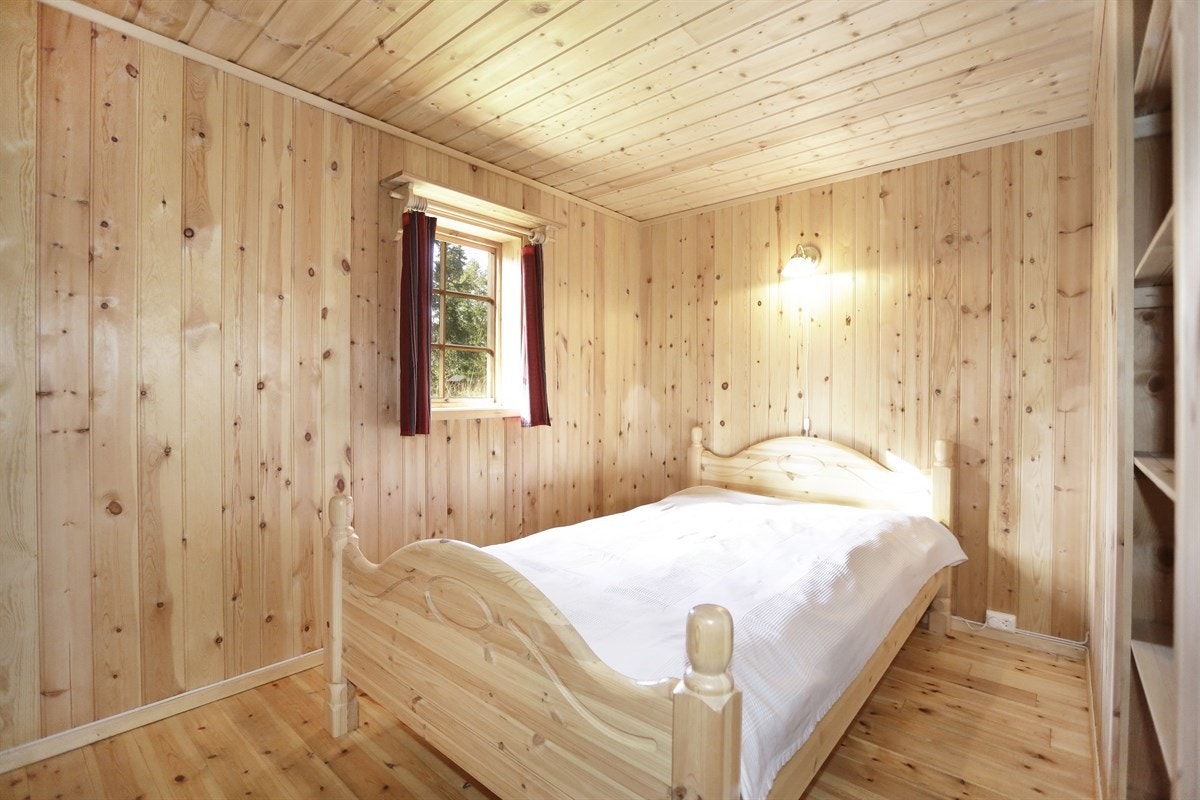 Hytta har 3 gode soverom, ett med dobbeltseng og skap. Galleribilde