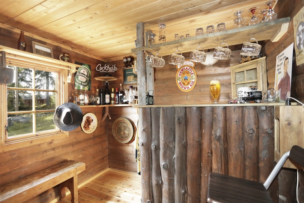 Nær kjøkkenet er det også en flott bar, stilfullt innredet med bardisk og hyller. Galleribilde