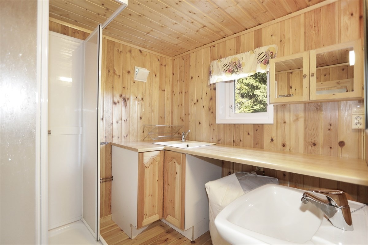 Praktisk vaskerom med servant og dusjkabinett. Galleribilde