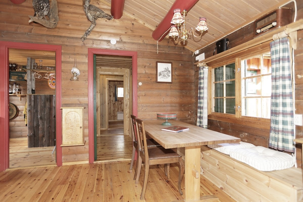 I stua er det også fin plass til spisegruppe. Galleribilde