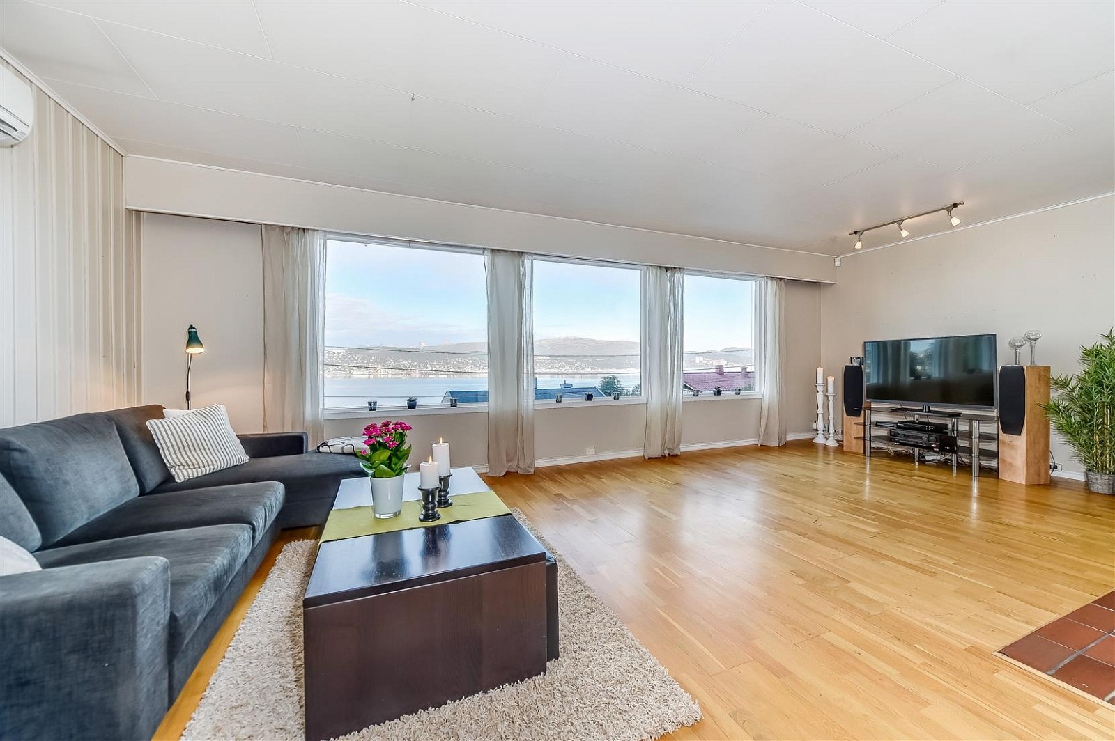 Store vindusoverflater i stuen. Galleribilde