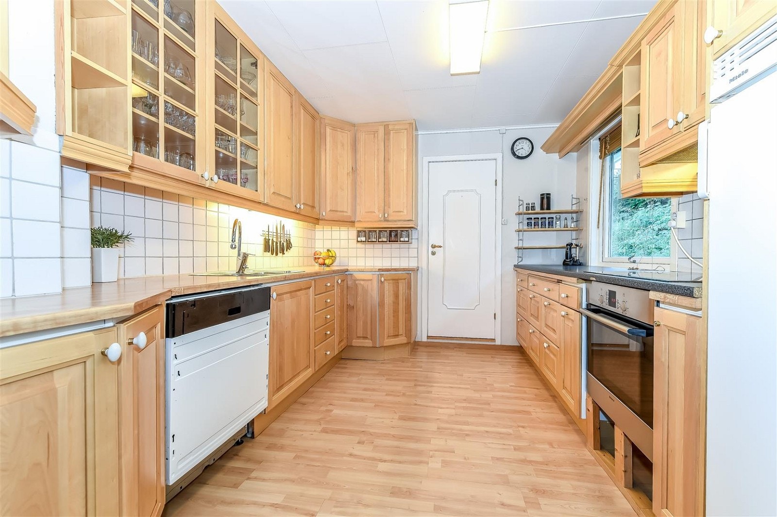 Kjøkken med inngang til vaskerom. Galleribilde