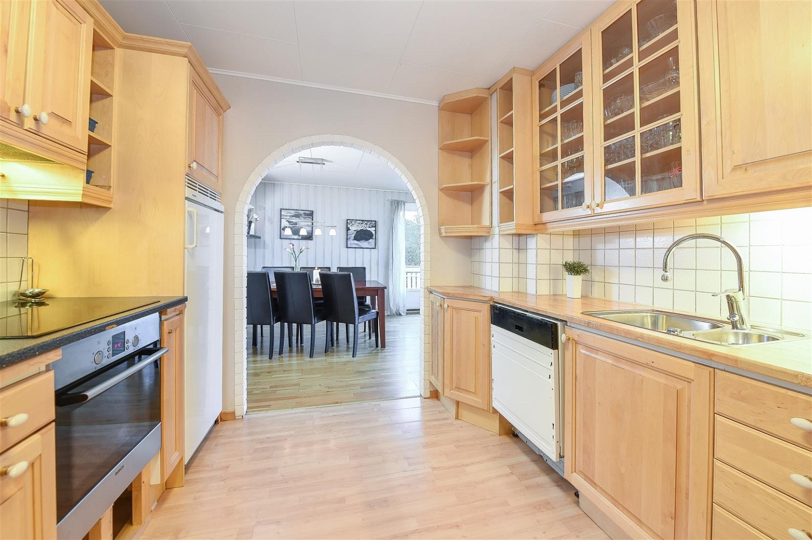 Kjøkken med mye skapplass. Galleribilde