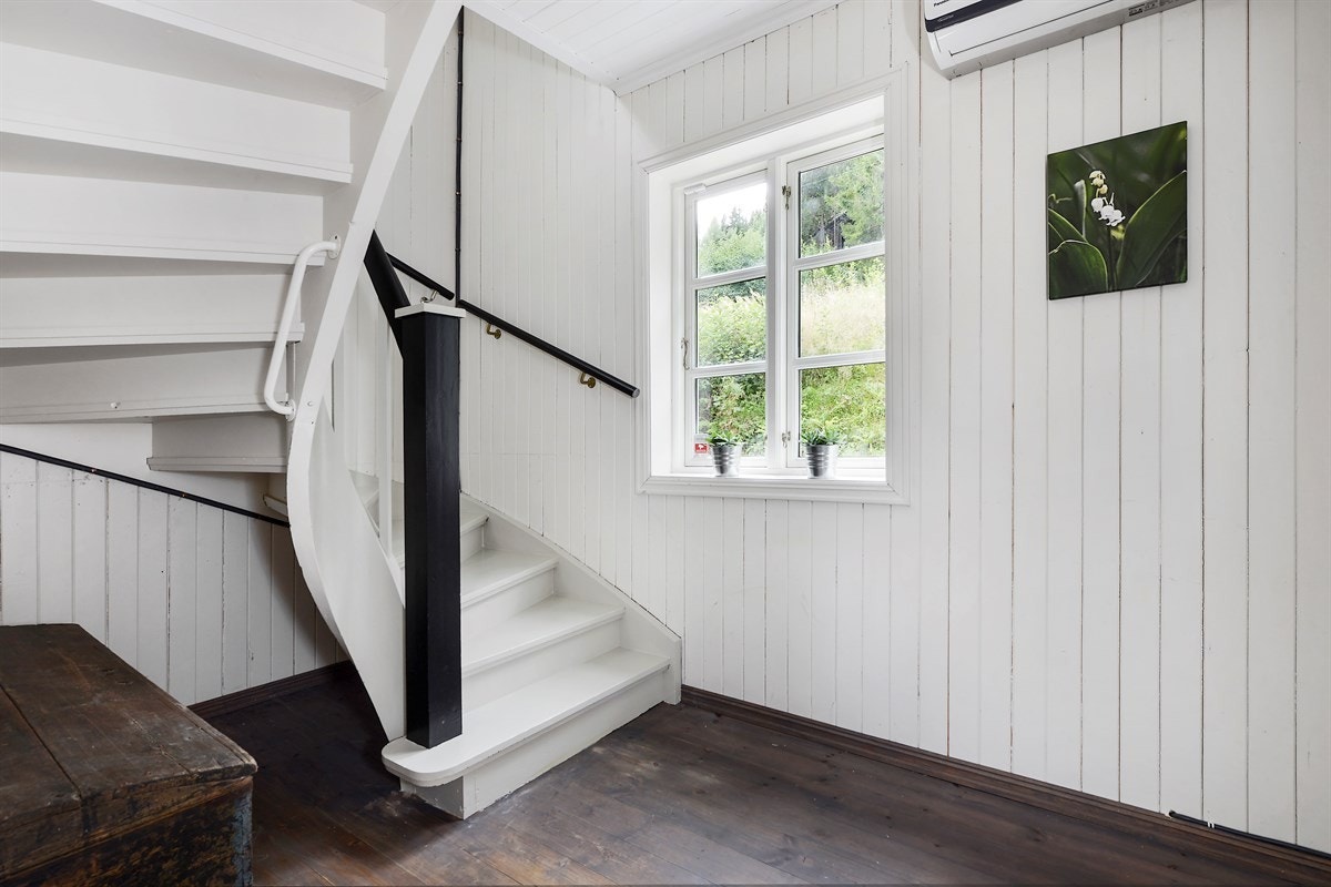 Trapp fra 1.etg. og opp til 2.etg. Galleribilde