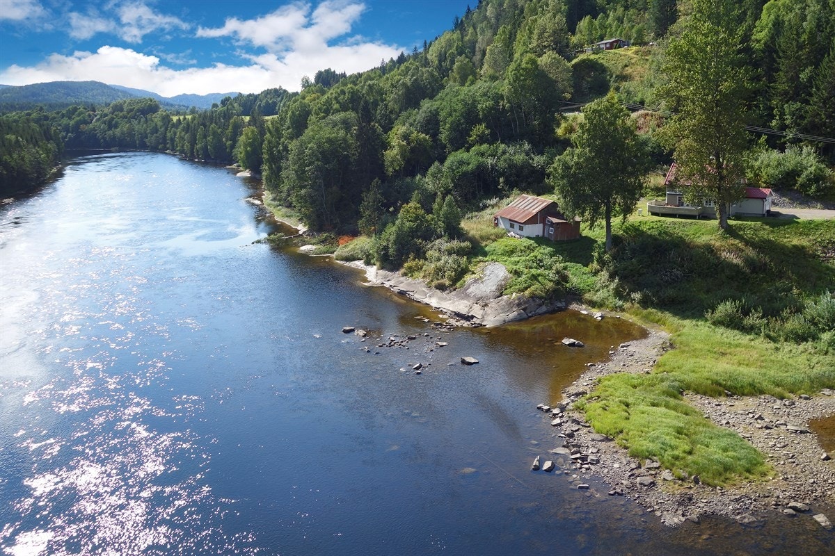 Eiendommen består av boligen/våningshuset over 2 plan, låve og 2 garasjer. Lardal kommune har gitt tillatelse til å bygge opp det gamle bryggerhuset som er revet. Galleribilde
