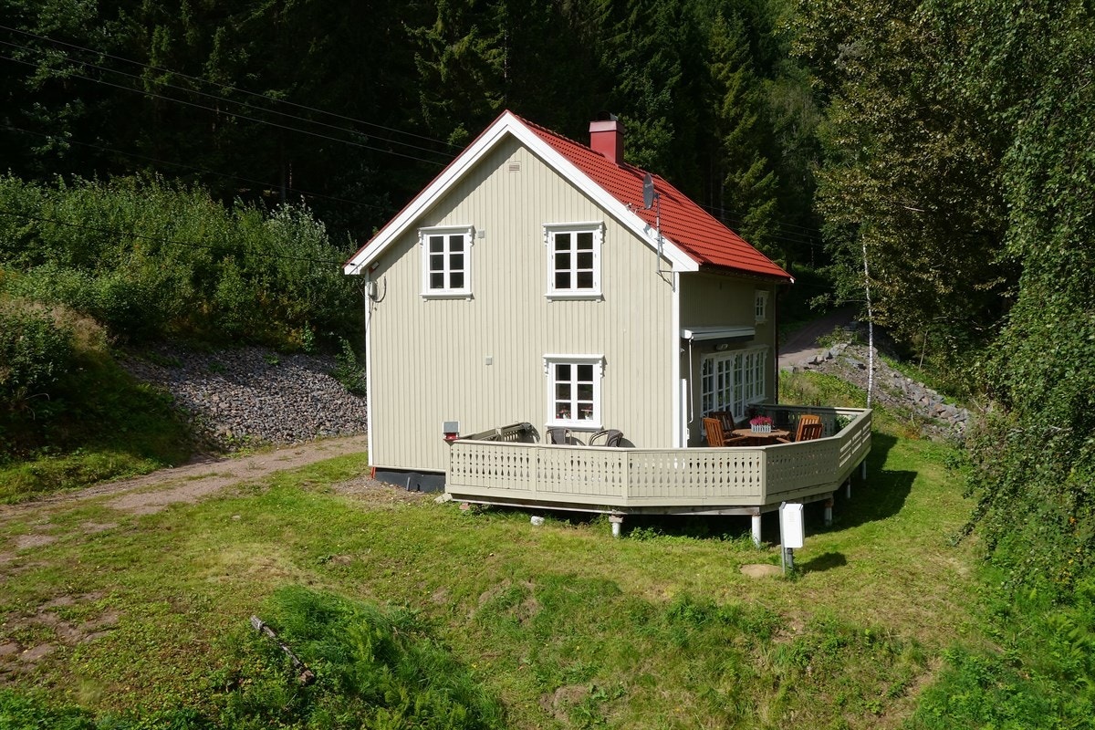 Kort avstand til Hvittingfoss sentrum. Ca. 2 km til dagligvare, bank, post, lege, fysioterapeut og treningssenter etc. Galleribilde