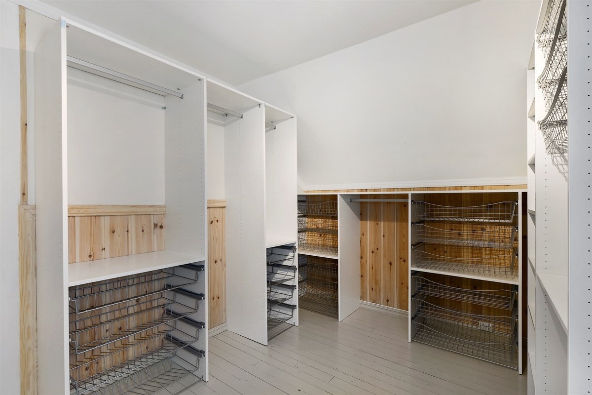 Walk-in-closet i 2.etg. Galleribilde