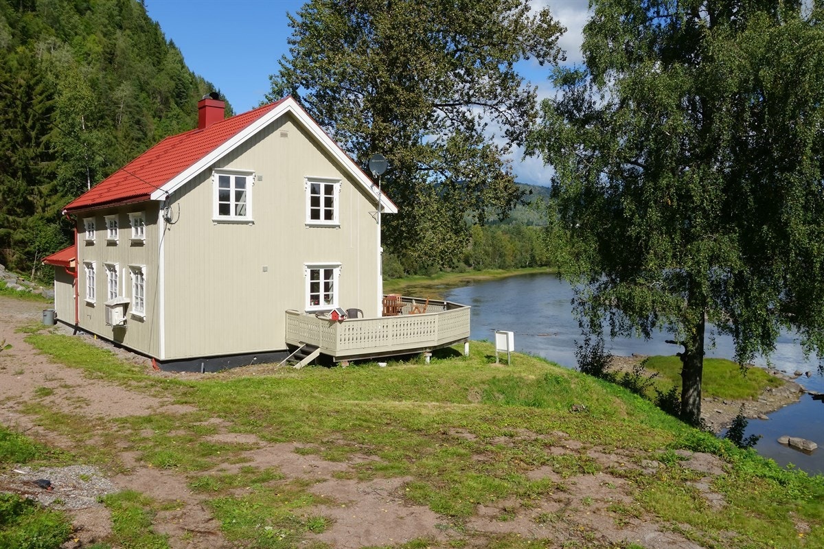 Hovedhuset er betydelig renovert de de siste årene og senest i 2013. Nytt vindfang på 16 kvm og er således i meget god standard. Nytt kjøkken med integrerte hvitevarer. Helt ny varmepumpe type HITATCHI (toppmodellen). Galleribilde