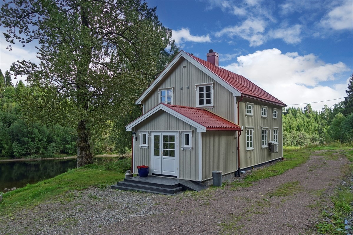 Attraktivt småbruk med stort utviklingspotensial landlig beliggende med vakker utsikt til Numedalslågen. Galleribilde