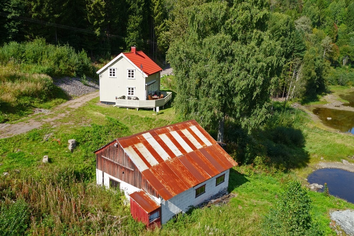 Stor terrasse med ny og stor terrassemarkise. Terrassevarmer ment for 9 personer. Galleribilde